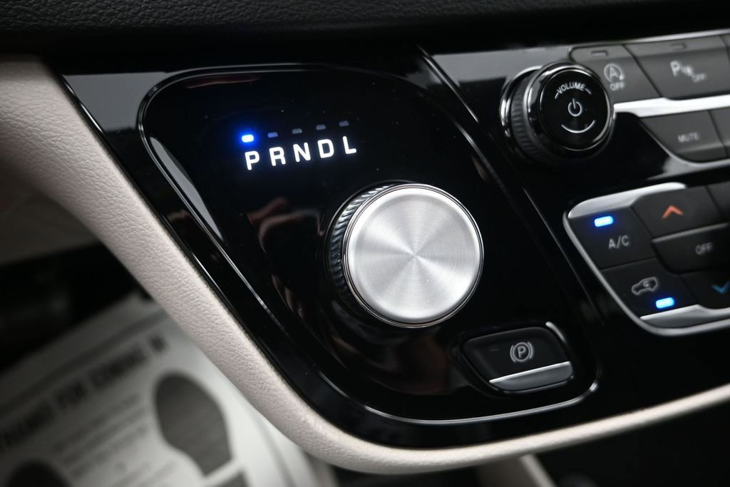 Used 2023 Chrysler Pacifica Touring-L FWD image 23