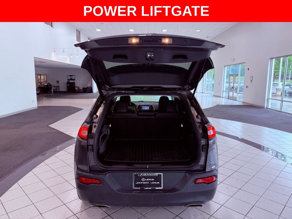 Used 2018 Jeep Cherokee Latitude Plus w/ Comfort/Convenience Group FWD image 7