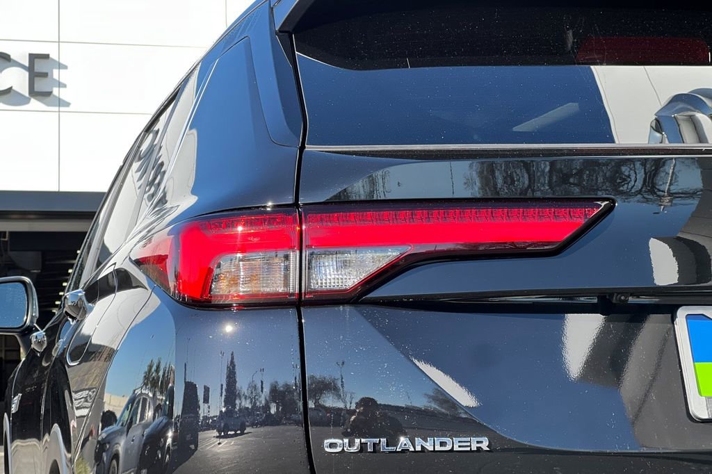 New 2025 Mitsubishi Outlander SE image 28