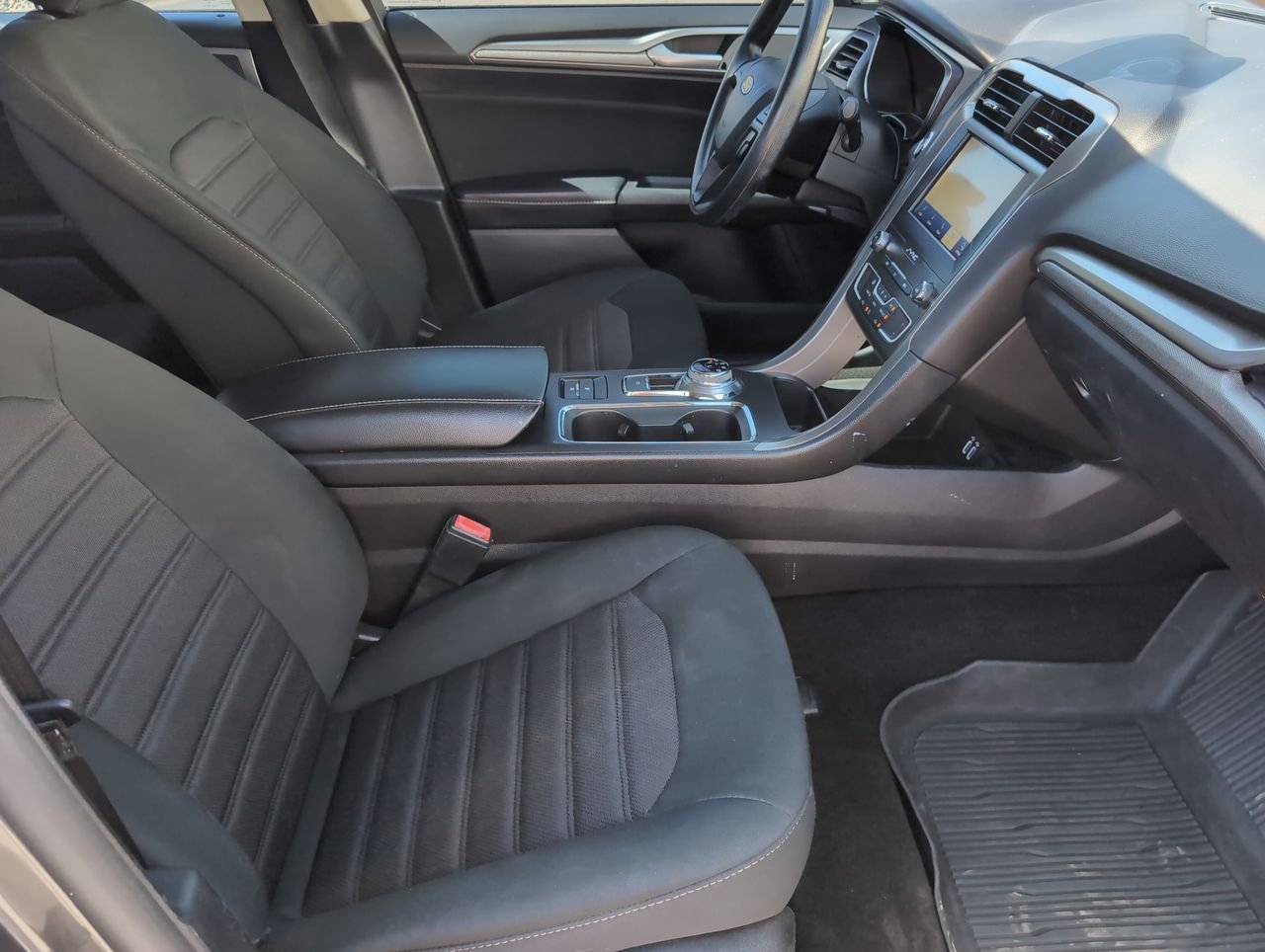 Used 2020 Ford Fusion SE FWD image 16