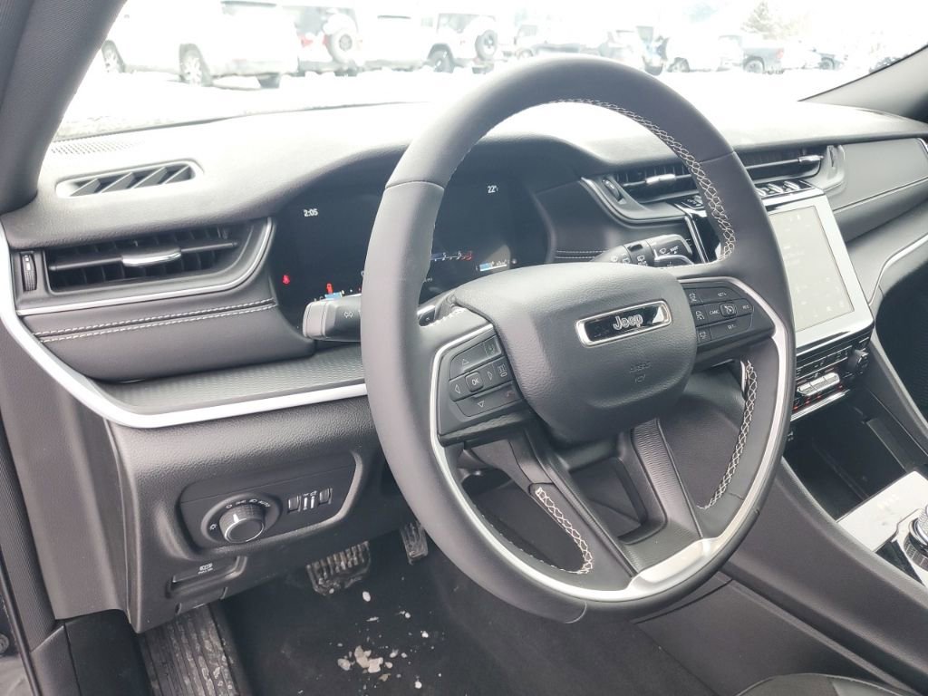 Used 2025 Jeep Grand Cherokee Altitude image 10