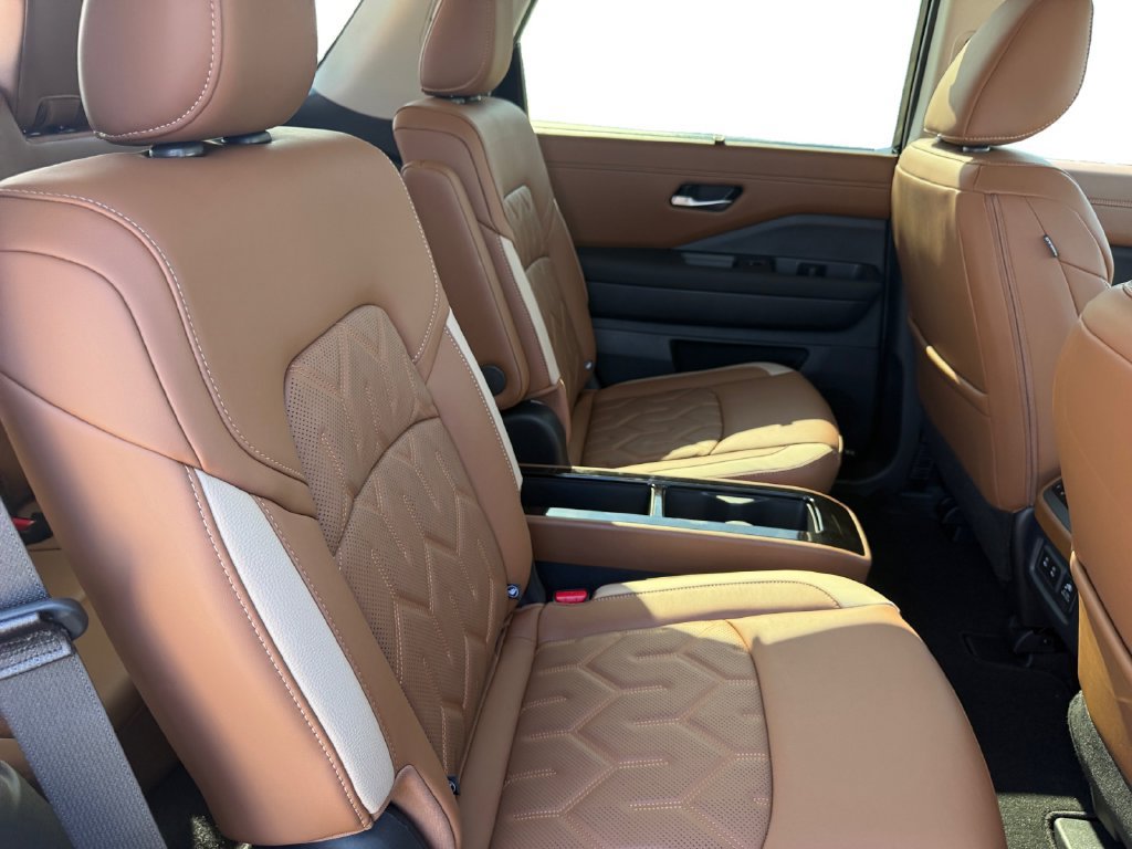 New 2026 Nissan Pathfinder Platinum FWD image 17