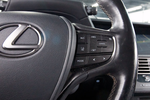 Used 2019 Lexus LS 500 w/ Accessory Package (Z2) RWD image 18