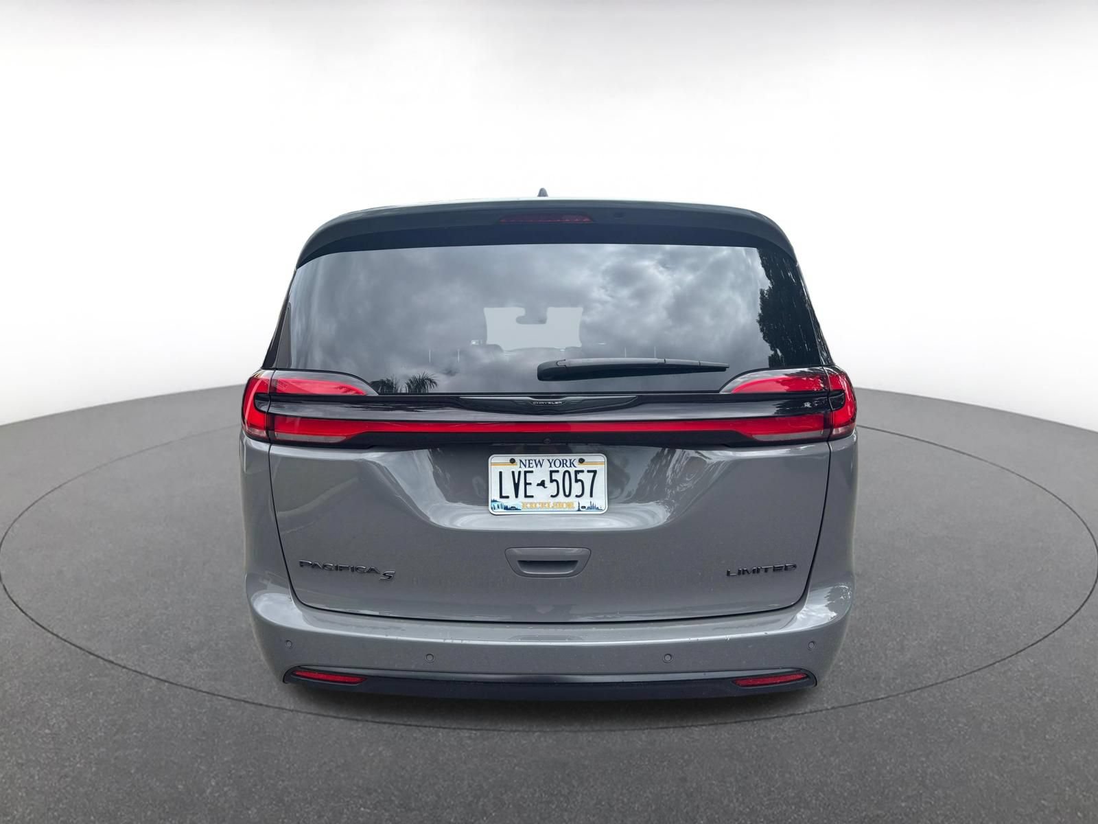 Used 2025 Chrysler Pacifica Limited FWD image 15