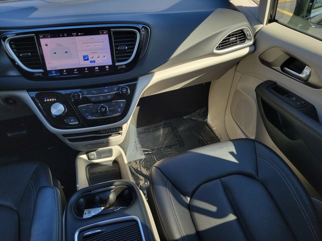 Certified 2024 Chrysler Pacifica Touring-L image 19