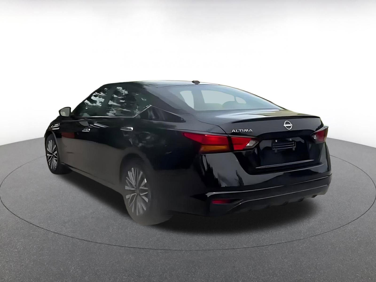 Used 2025 Nissan Altima 2.5 SV FWD image 11