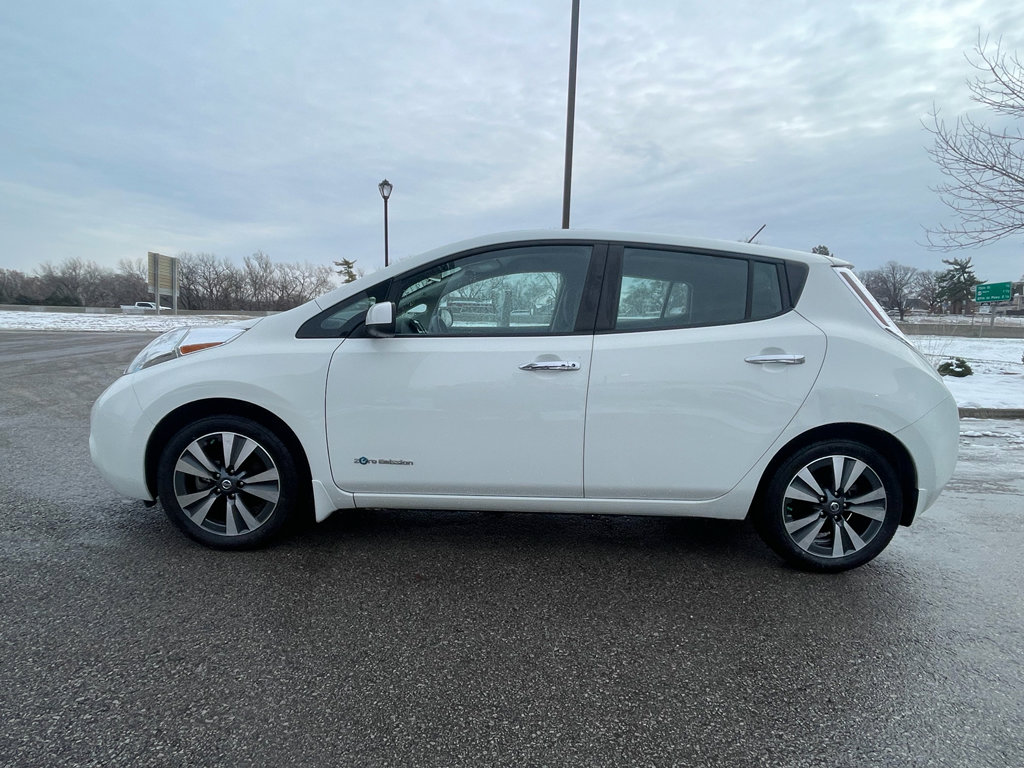 Used 2017 Nissan Leaf SV image 2