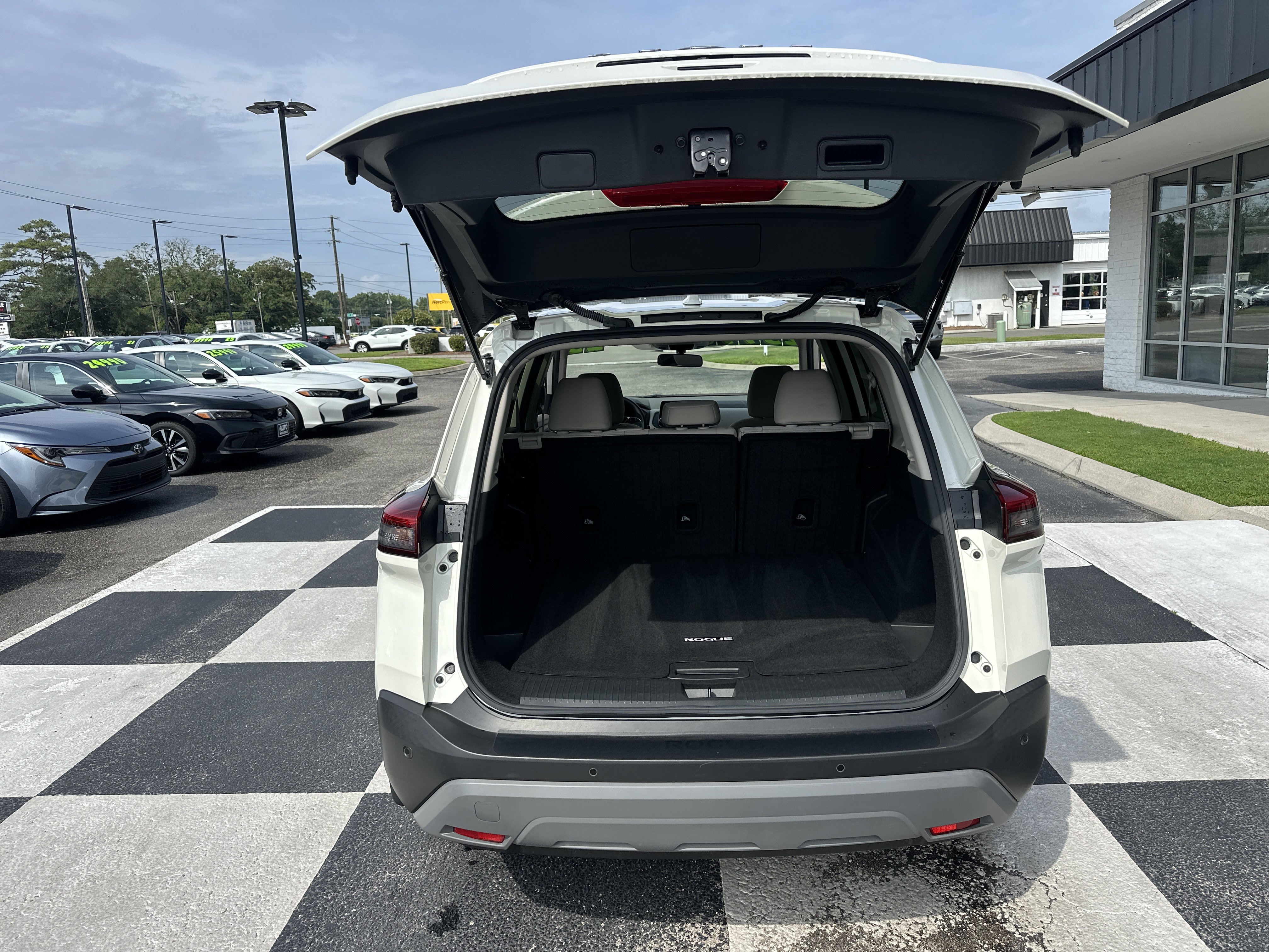 Used 2023 Nissan Rogue SV FWD image 8