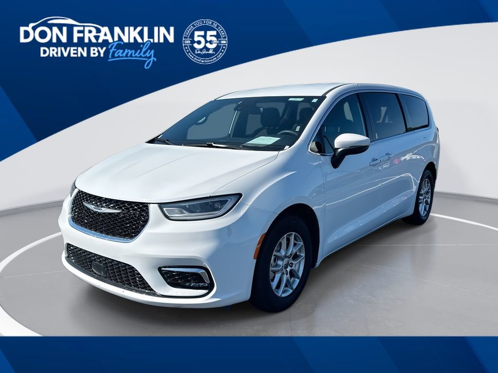 Used 2023 Chrysler Pacifica Touring FWD image 1