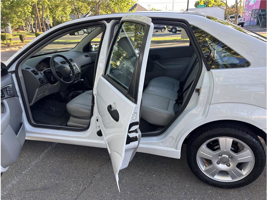 Used 2005 Ford Focus SES FWD image 14