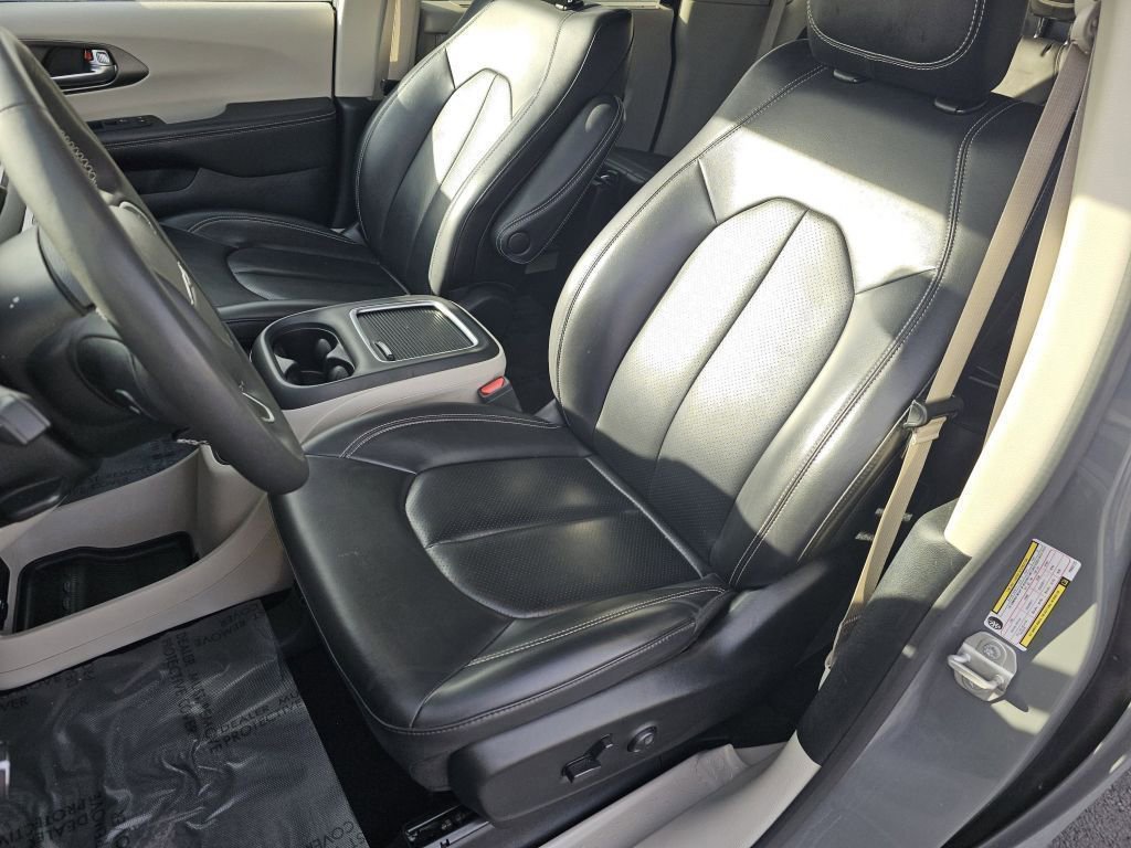 Used 2023 Chrysler Pacifica Touring-L image 6
