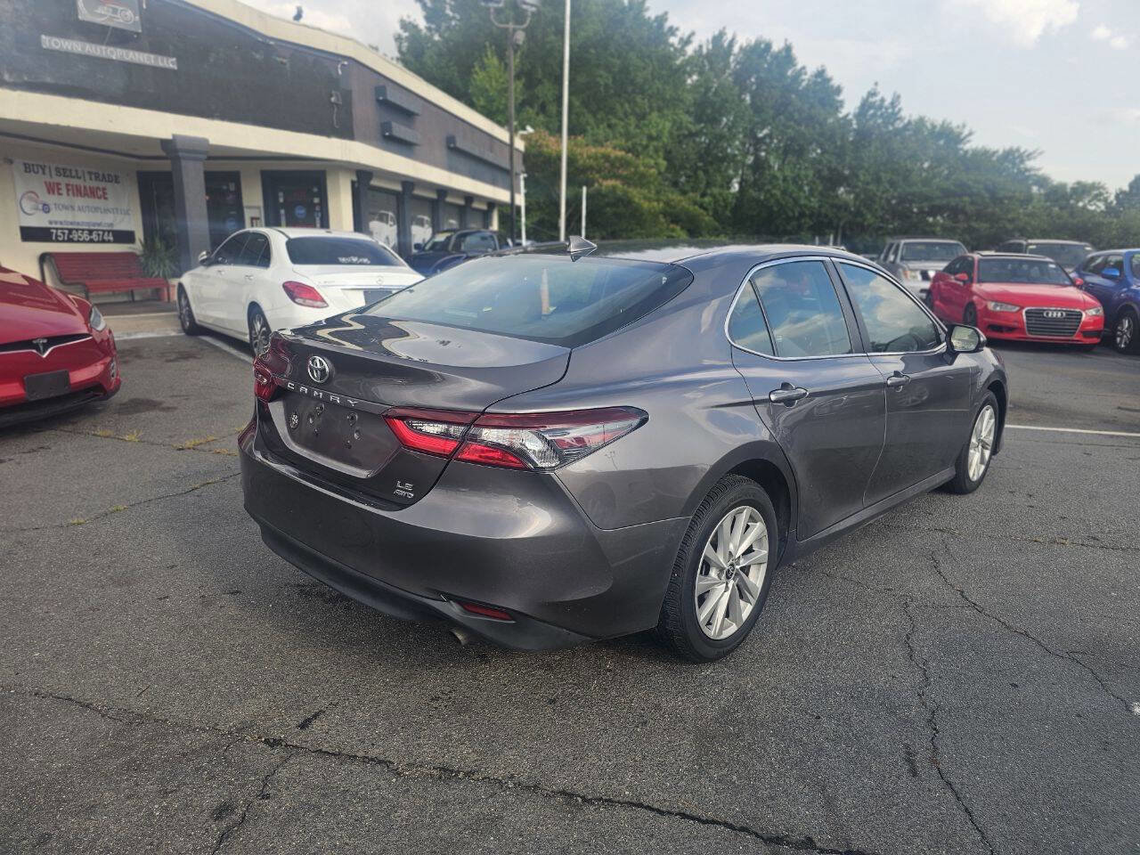 Used 2023 Toyota Camry LE image 2