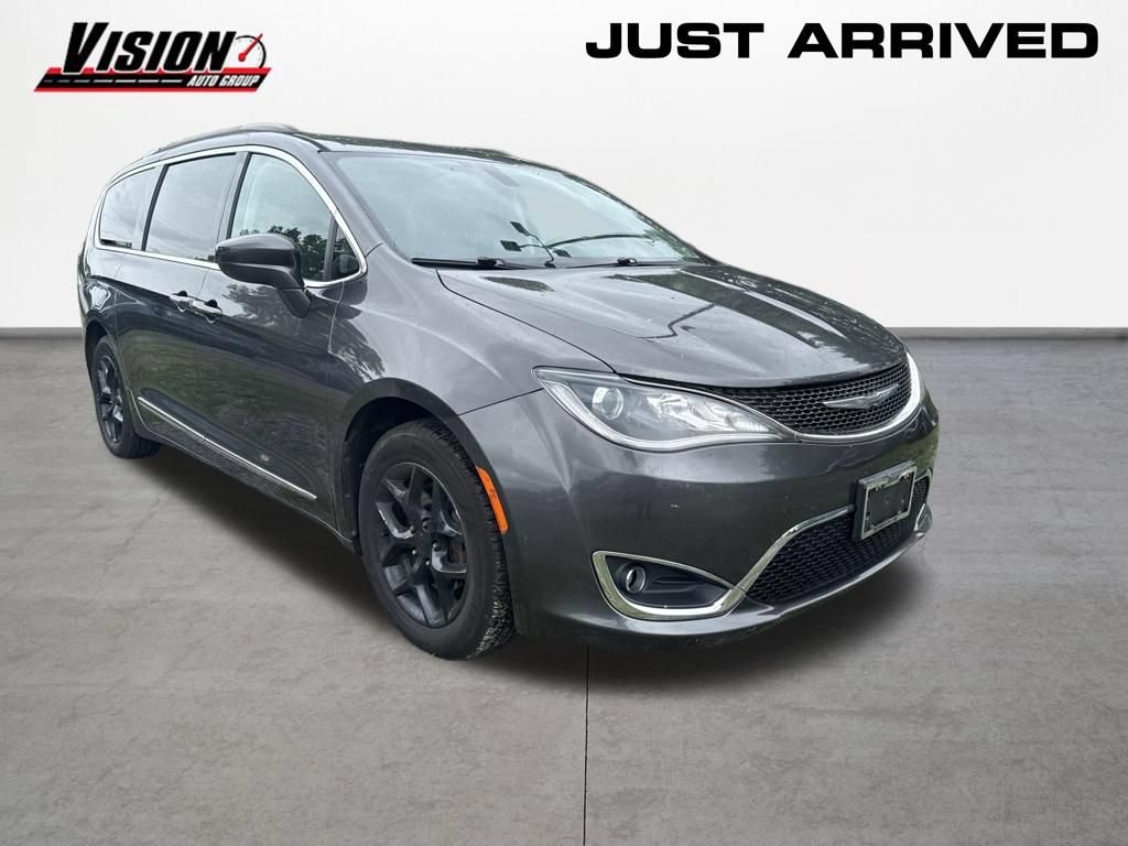 Used 2017 Chrysler Pacifica Touring-L w/ Tire & Wheel Group FWD image 6