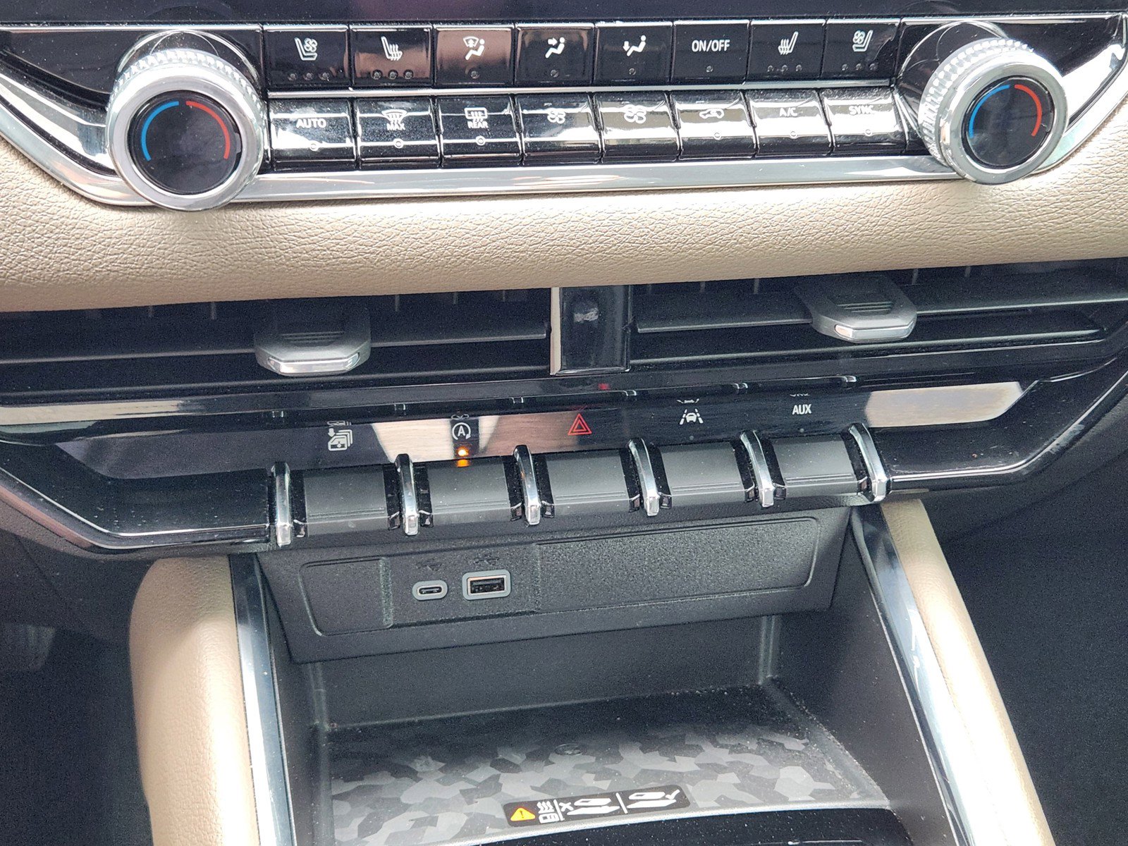 Used 2024 GMC Canyon Denali image 15