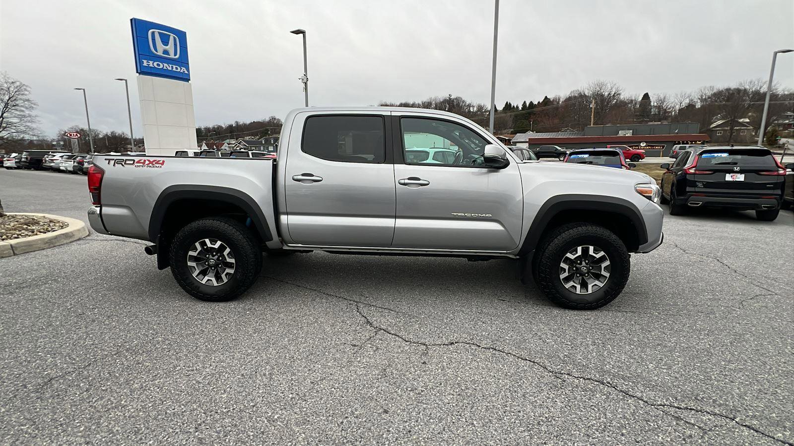 Used 2019 Toyota Tacoma TRD Off-Road image 3