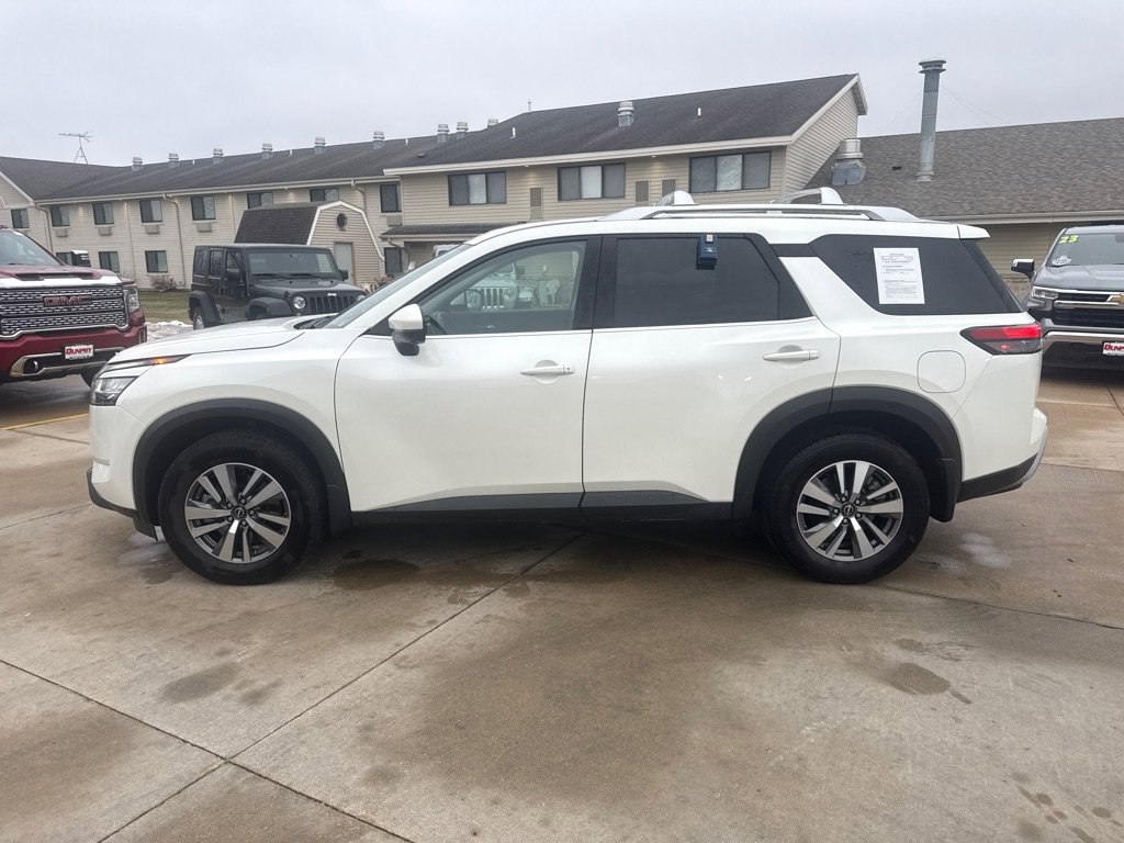 Used 2023 Nissan Pathfinder SL image 2