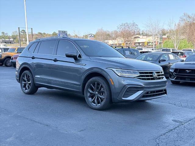 Used 2023 Volkswagen Tiguan SE w/ Panoramic Sunroof Package FWD image 2