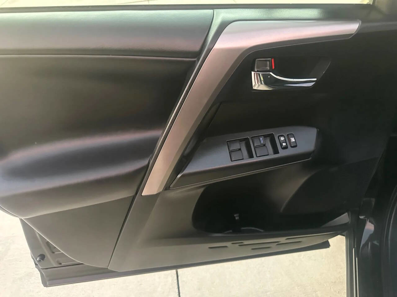 Used 2018 Toyota RAV4 LE image 25