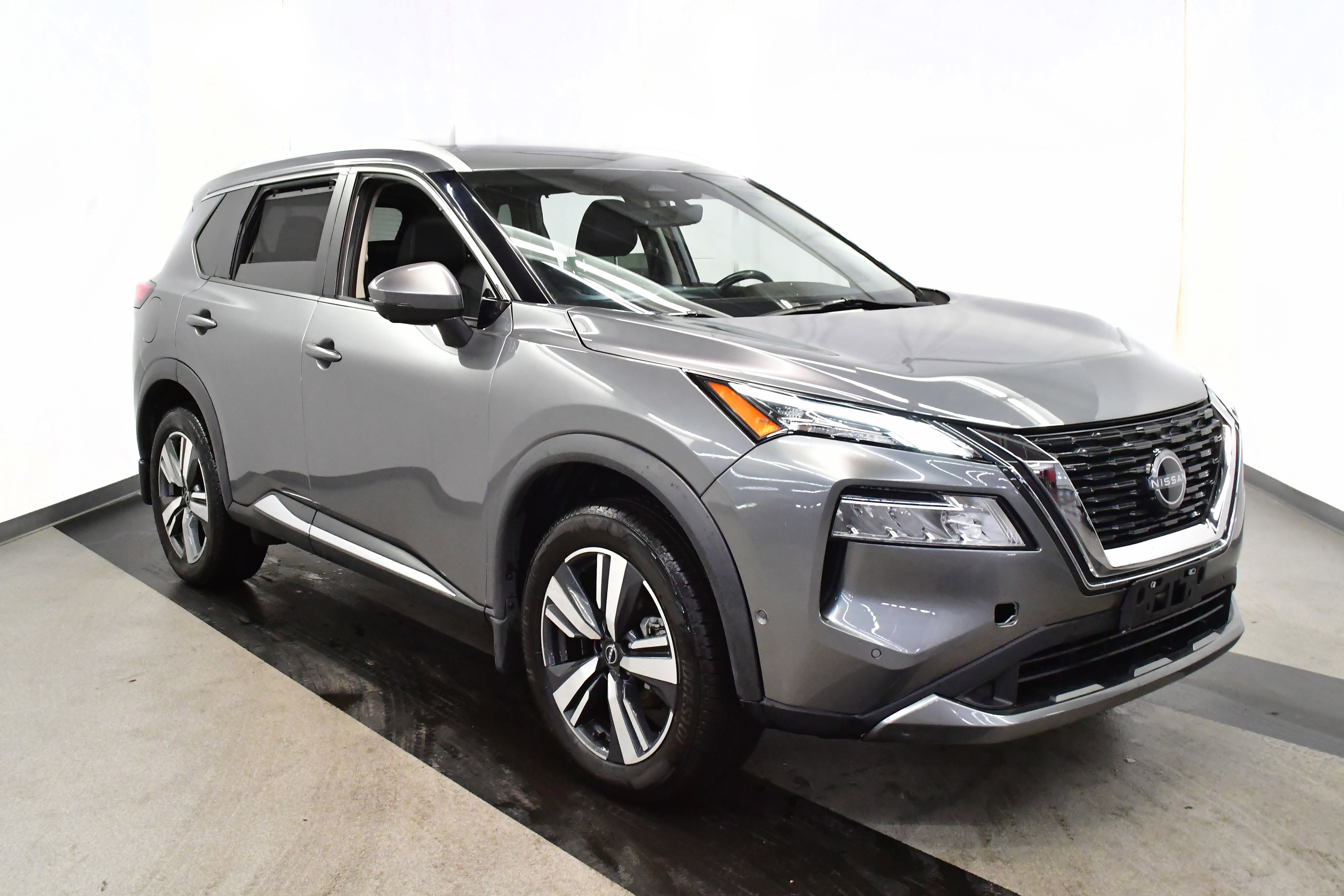 Used 2023 Nissan Rogue SL w/ SL Premium Package image 2