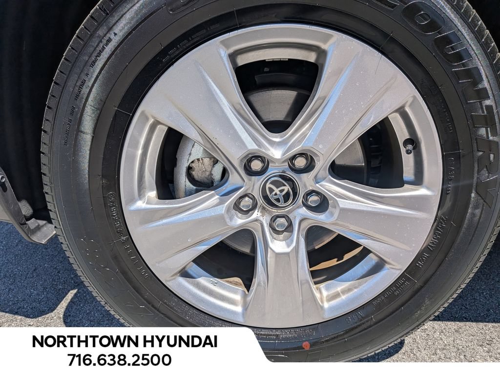 Used 2025 Toyota RAV4 XLE AWD/4WD image 37