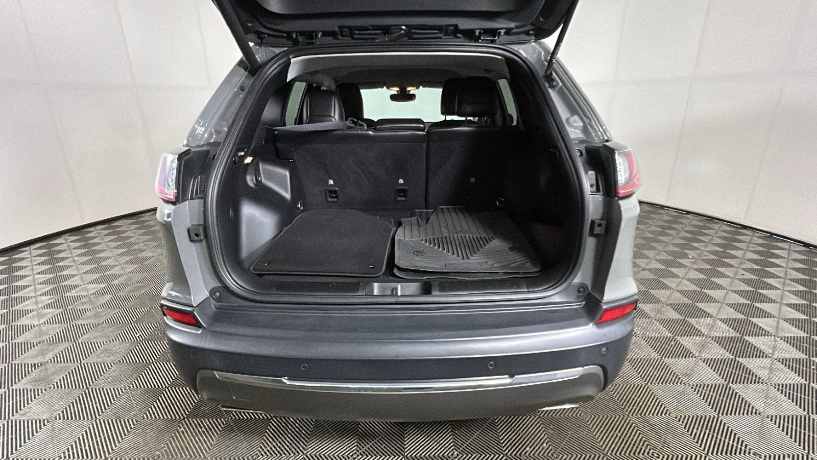 Used 2020 Jeep Cherokee Limited AWD/4WD image 32
