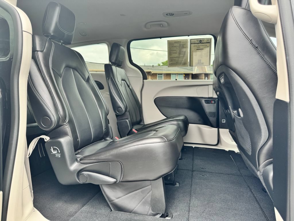 Used 2023 Chrysler Pacifica Touring-L AWD/4WD image 14
