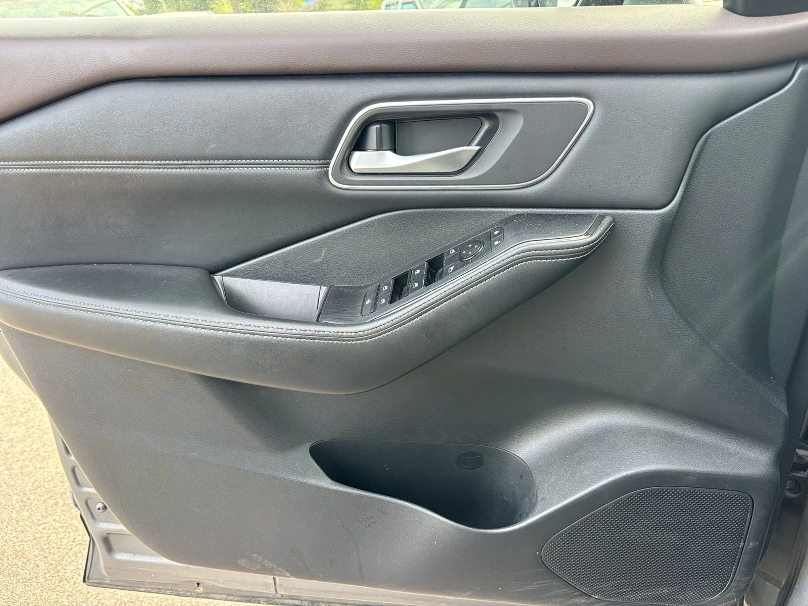 Used 2021 Nissan Rogue SV w/ Premium Package image 12