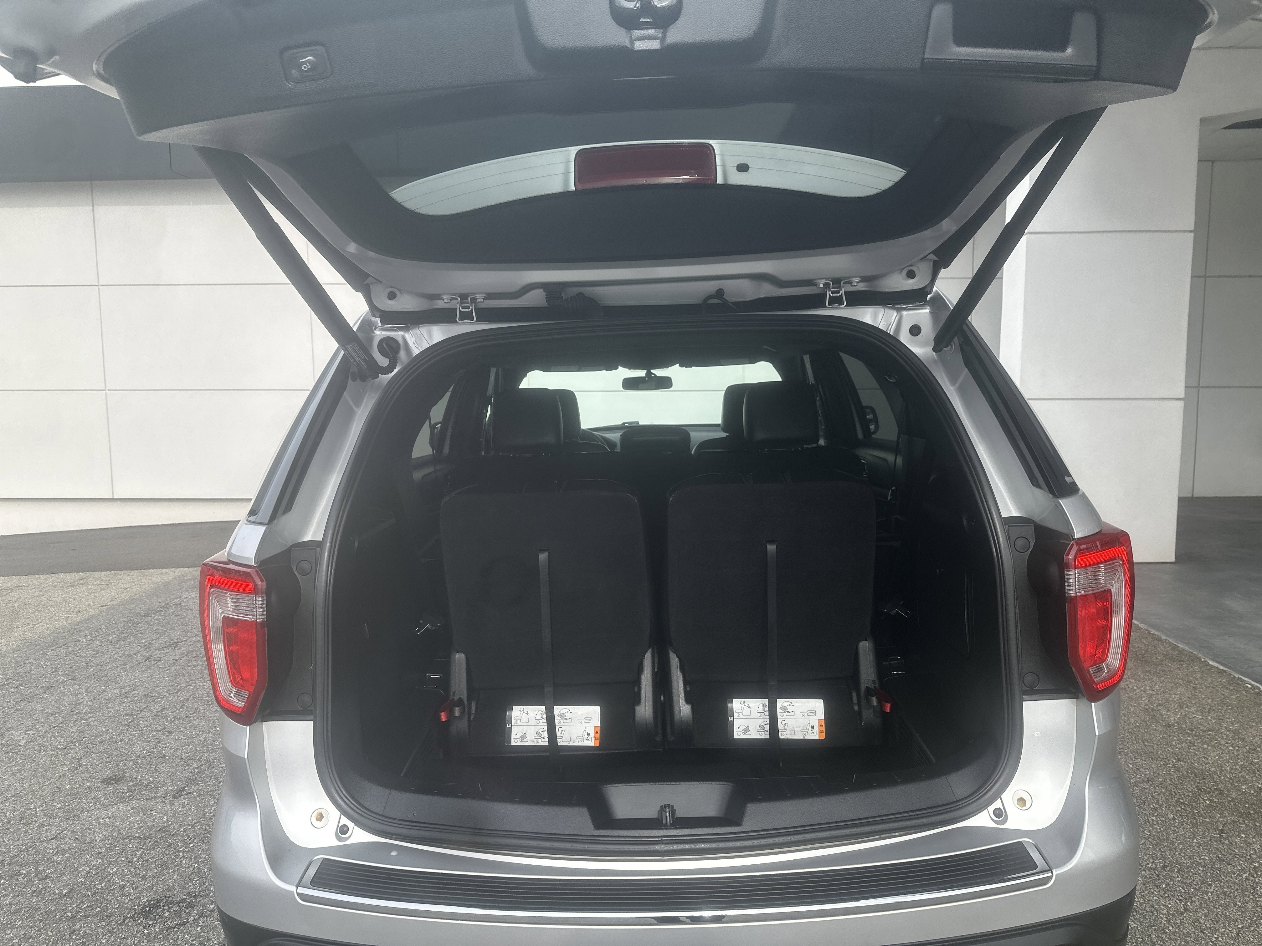 Used 2018 Ford Explorer XLT w/ Equipment Group 202A image 4