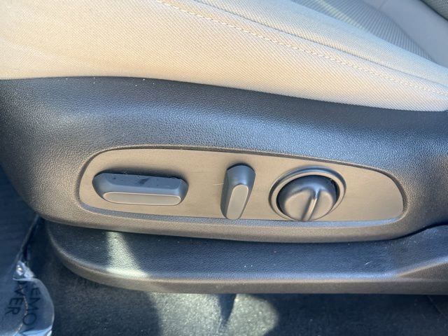 Used 2022 Chevrolet Traverse LT image 13