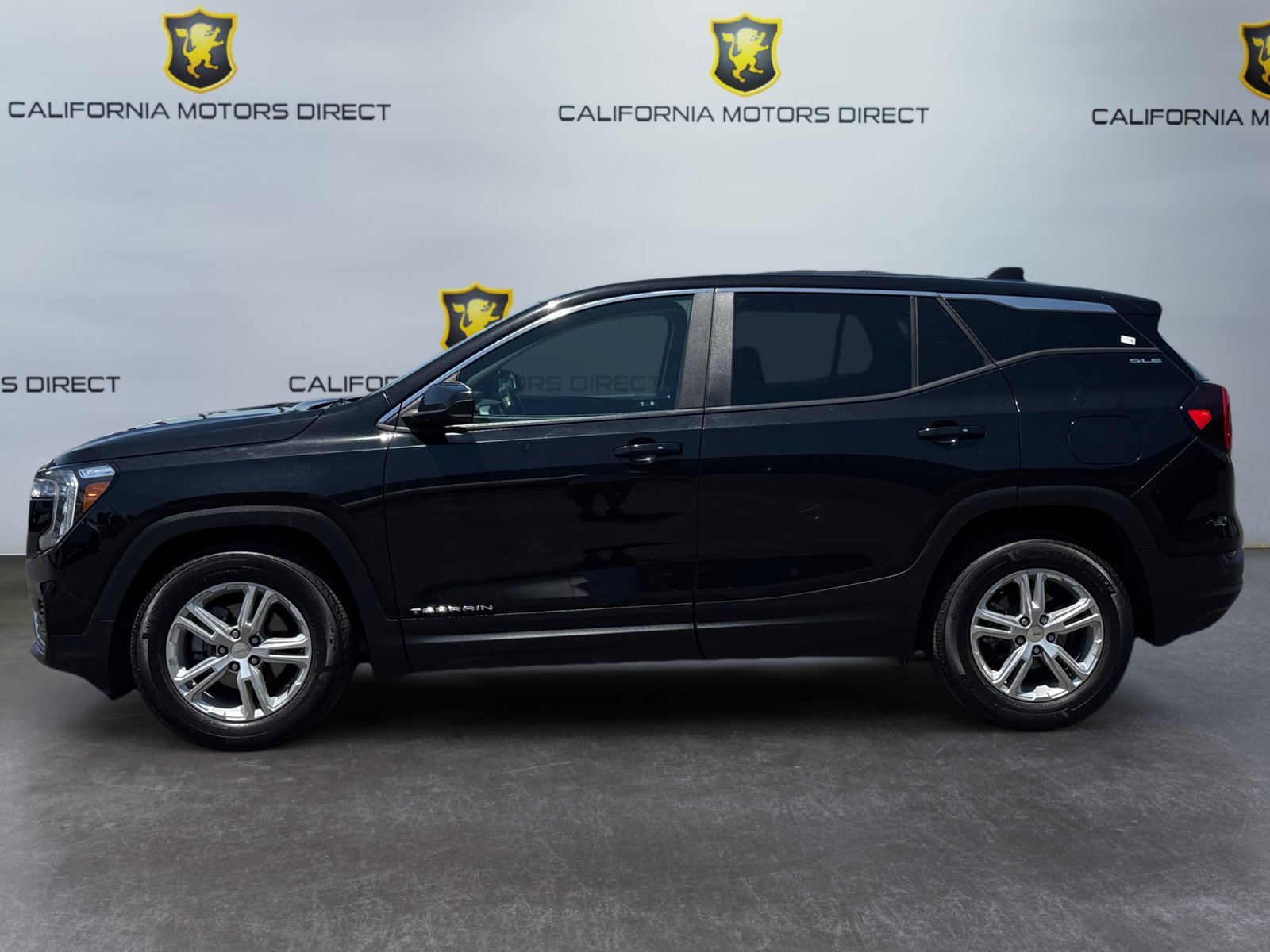 Used 2022 GMC Terrain SLE FWD image 2