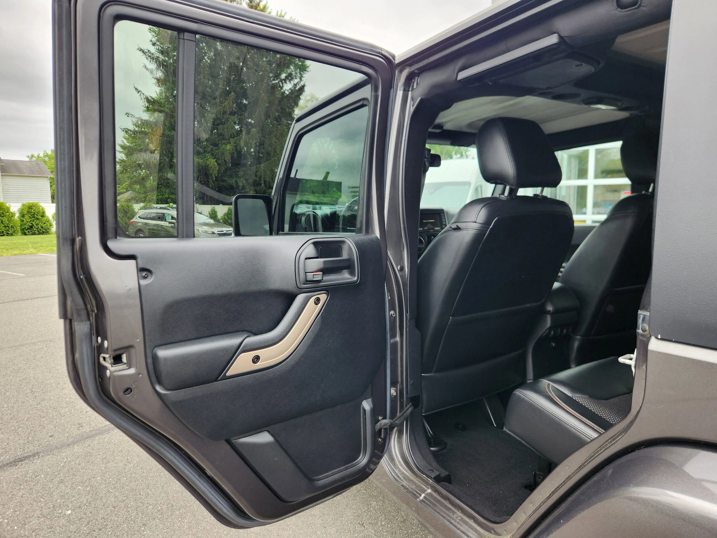 Used 2016 Jeep Wrangler Unlimited Sahara image 38
