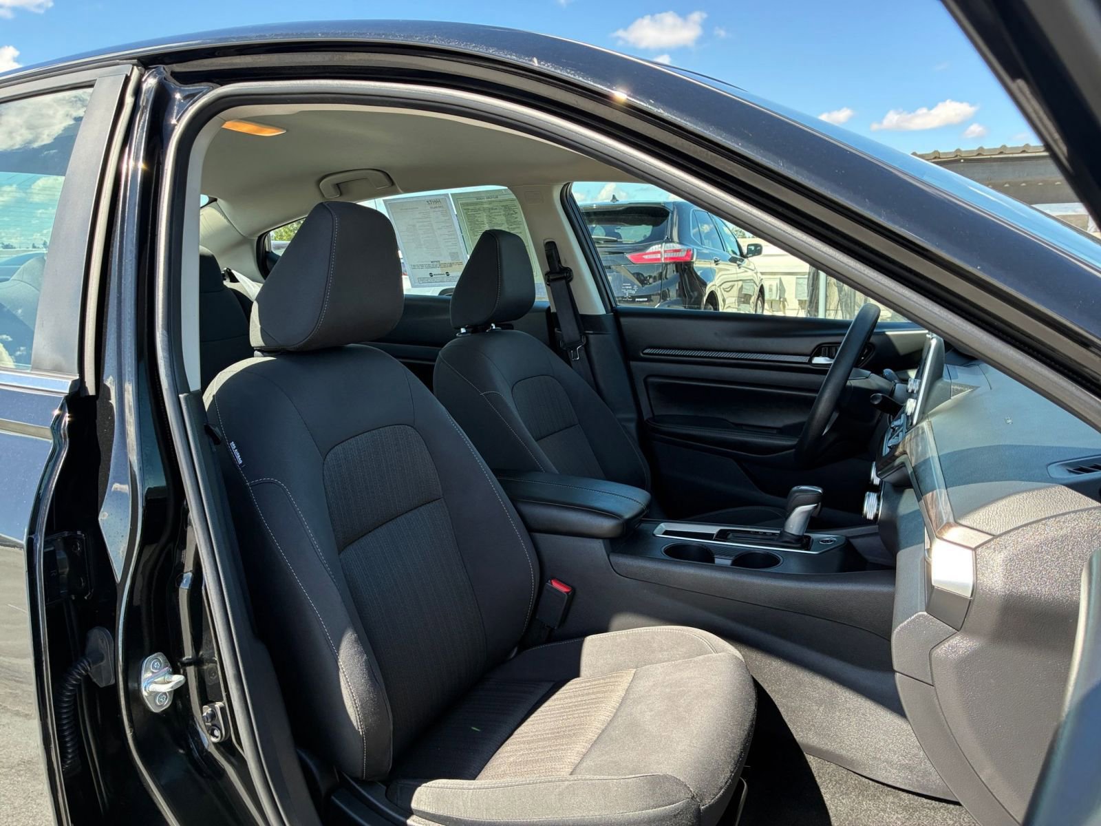 Used 2025 Nissan Altima 2.5 SV FWD image 35