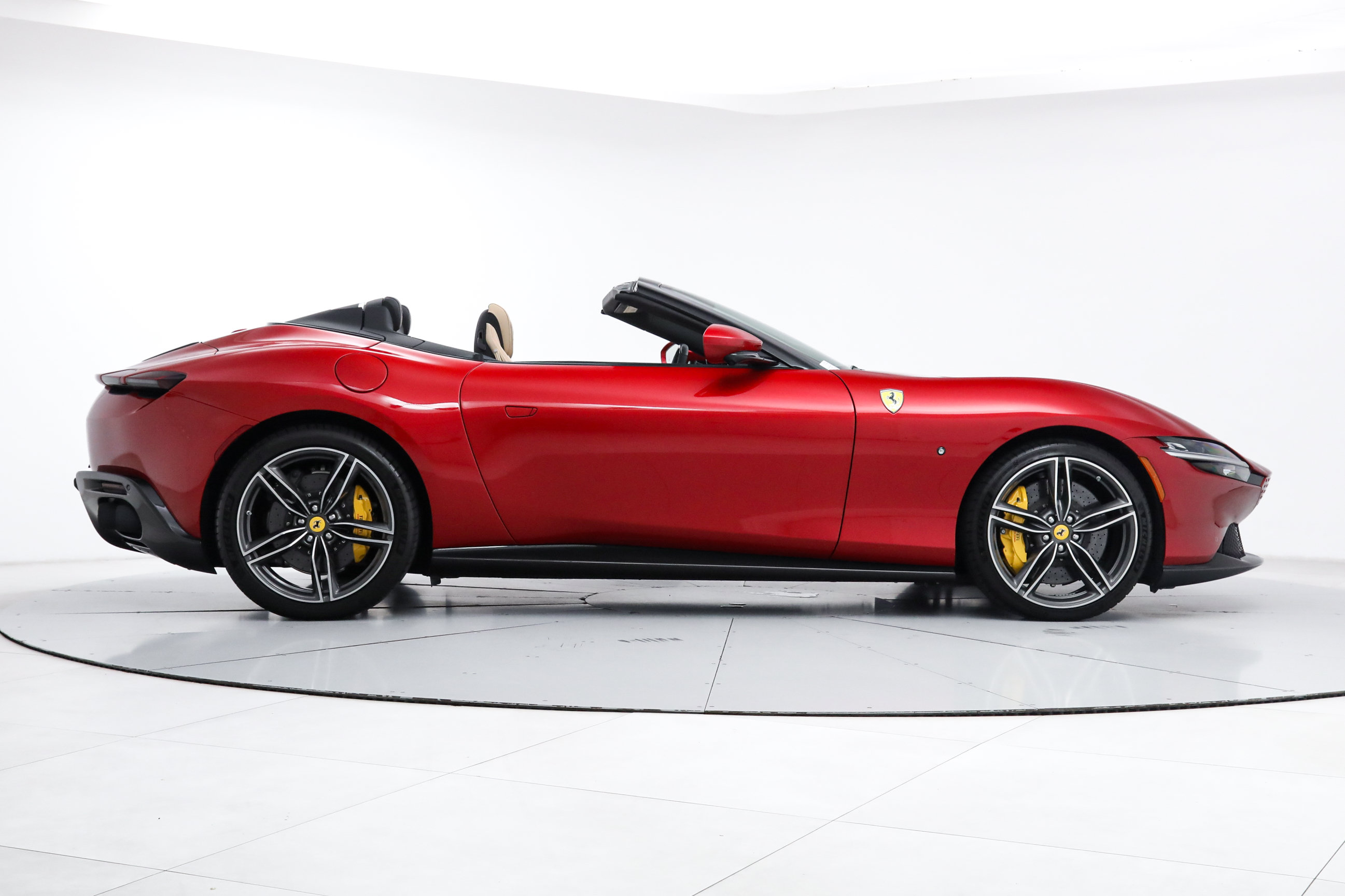Certified 2025 Ferrari Roma Spider RWD image 11