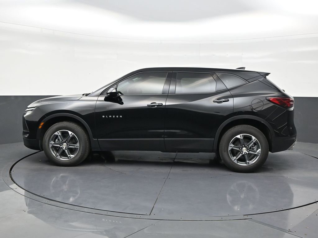 Used 2025 Chevrolet Blazer LT FWD image 2