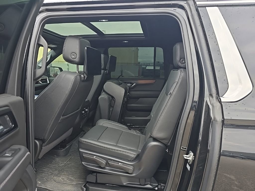 Used 2025 GMC Yukon XL Denali w/ Denali Reserve Package image 16