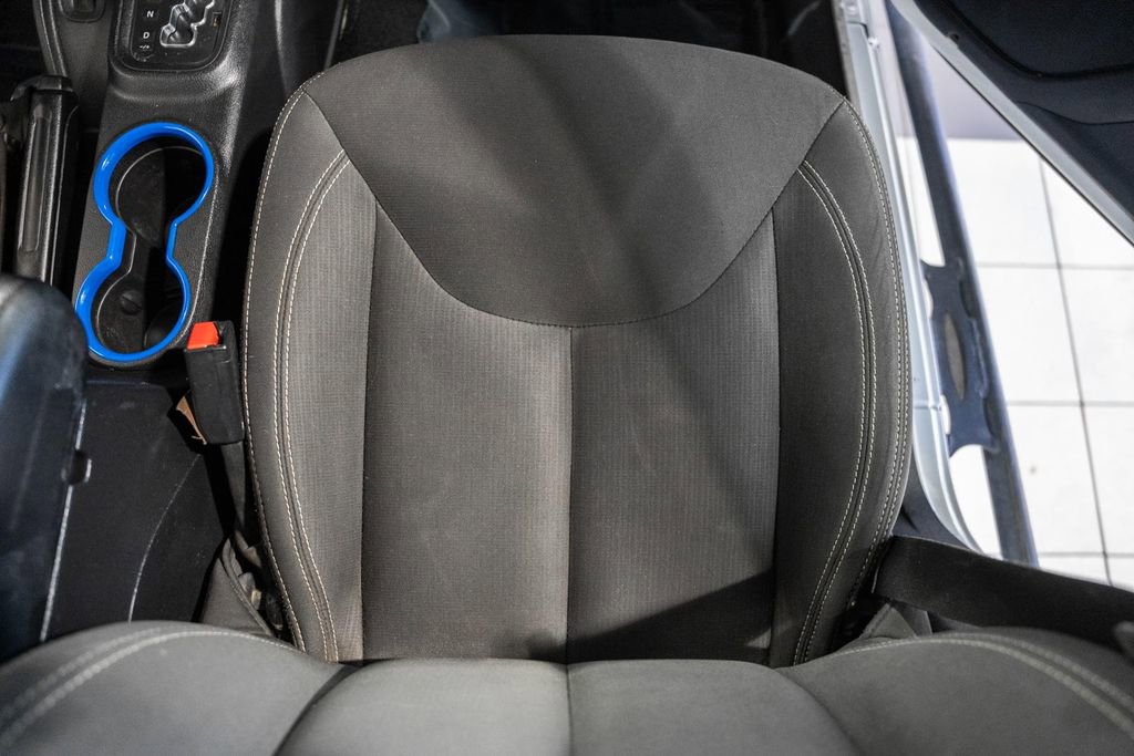 Used 2015 Jeep Wrangler Unlimited Rubicon w/ Connectivity Group image 27