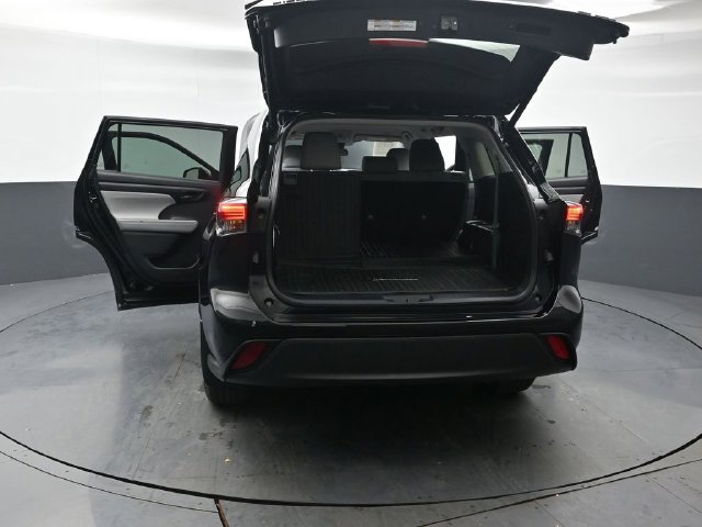 Used 2023 Toyota Highlander LE AWD/4WD image 49