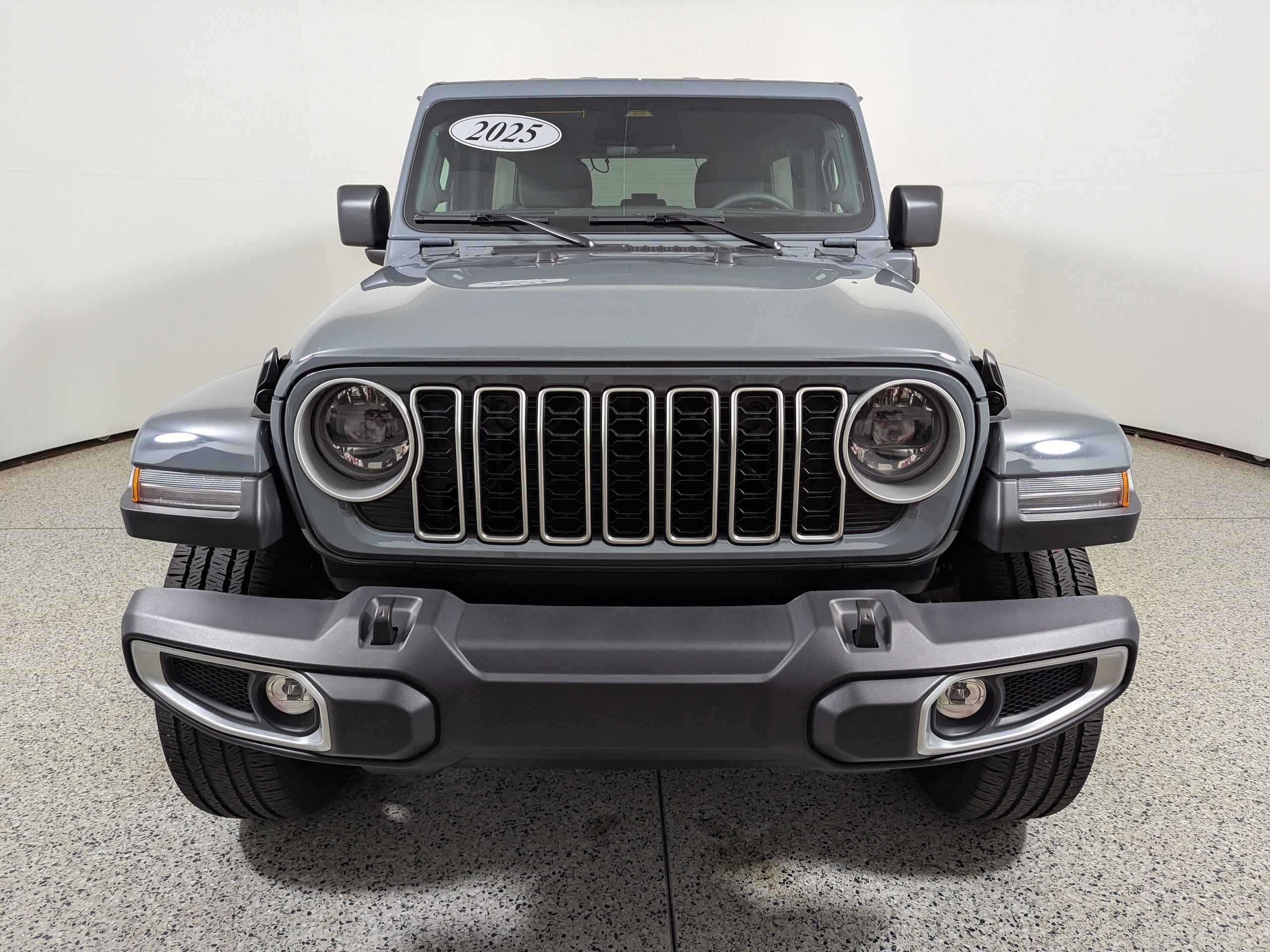 Used 2025 Jeep Wrangler Sahara AWD/4WD image 2