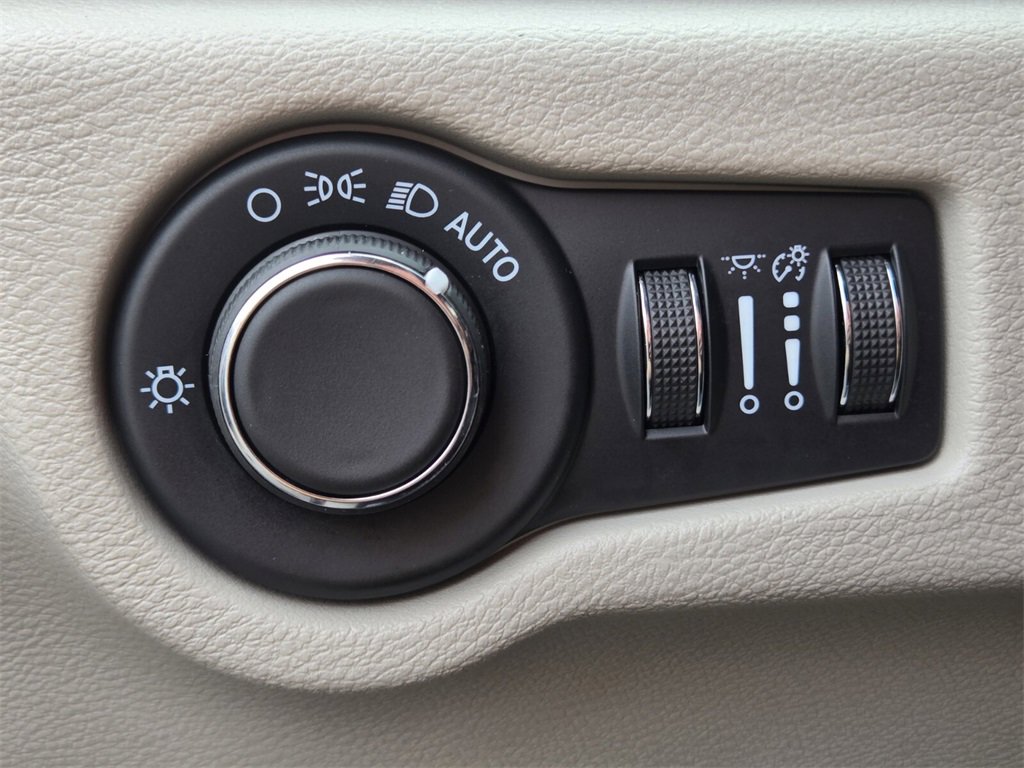 Used 2022 Chrysler Voyager LX image 35