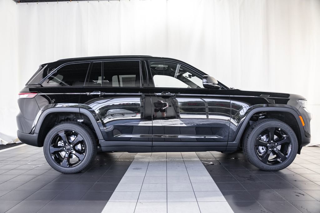 New 2025 Jeep Grand Cherokee 4WD image 3