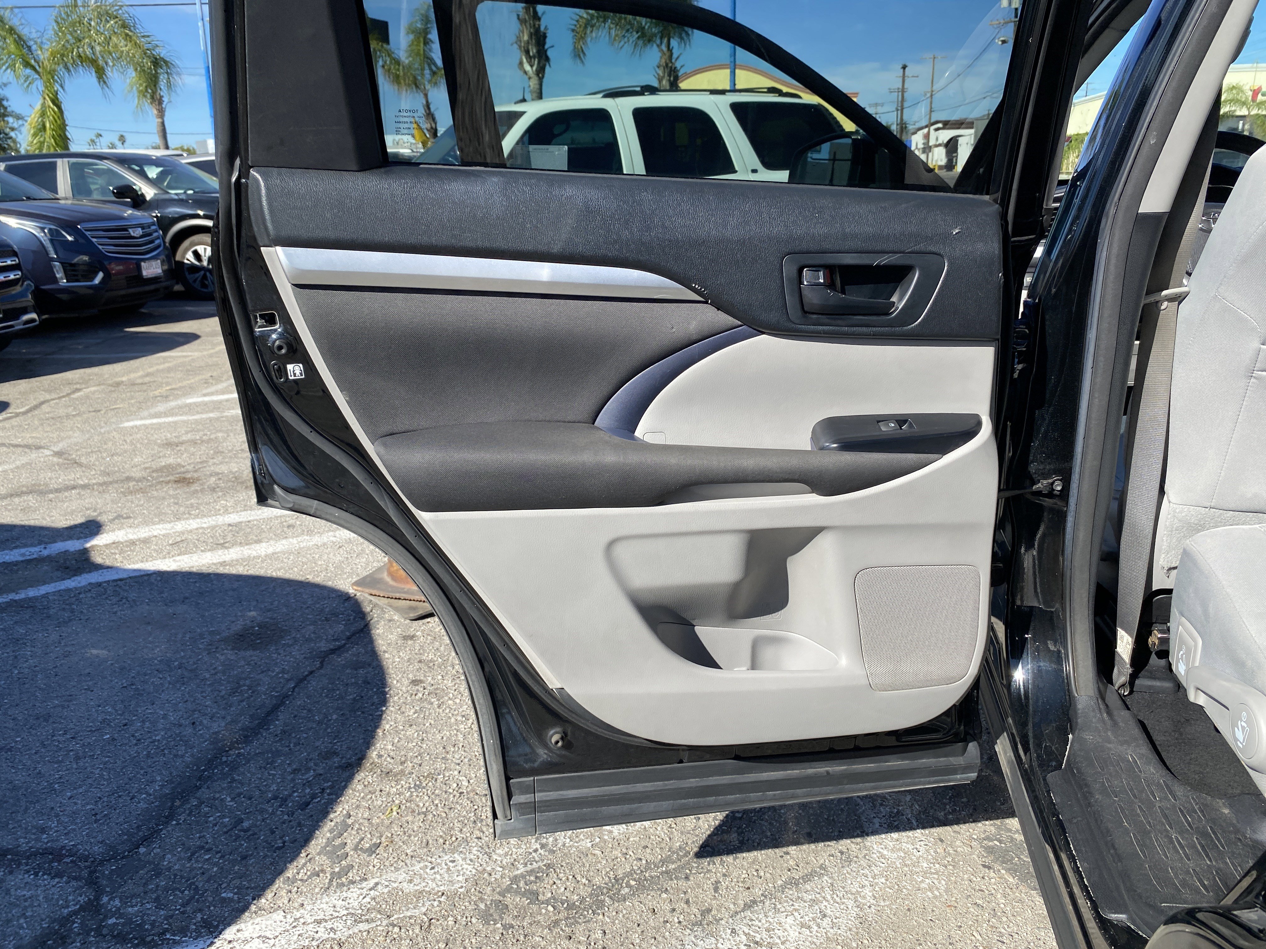 Used 2018 Toyota Highlander LE w/ Carpet Mat Package (TMS) image 19