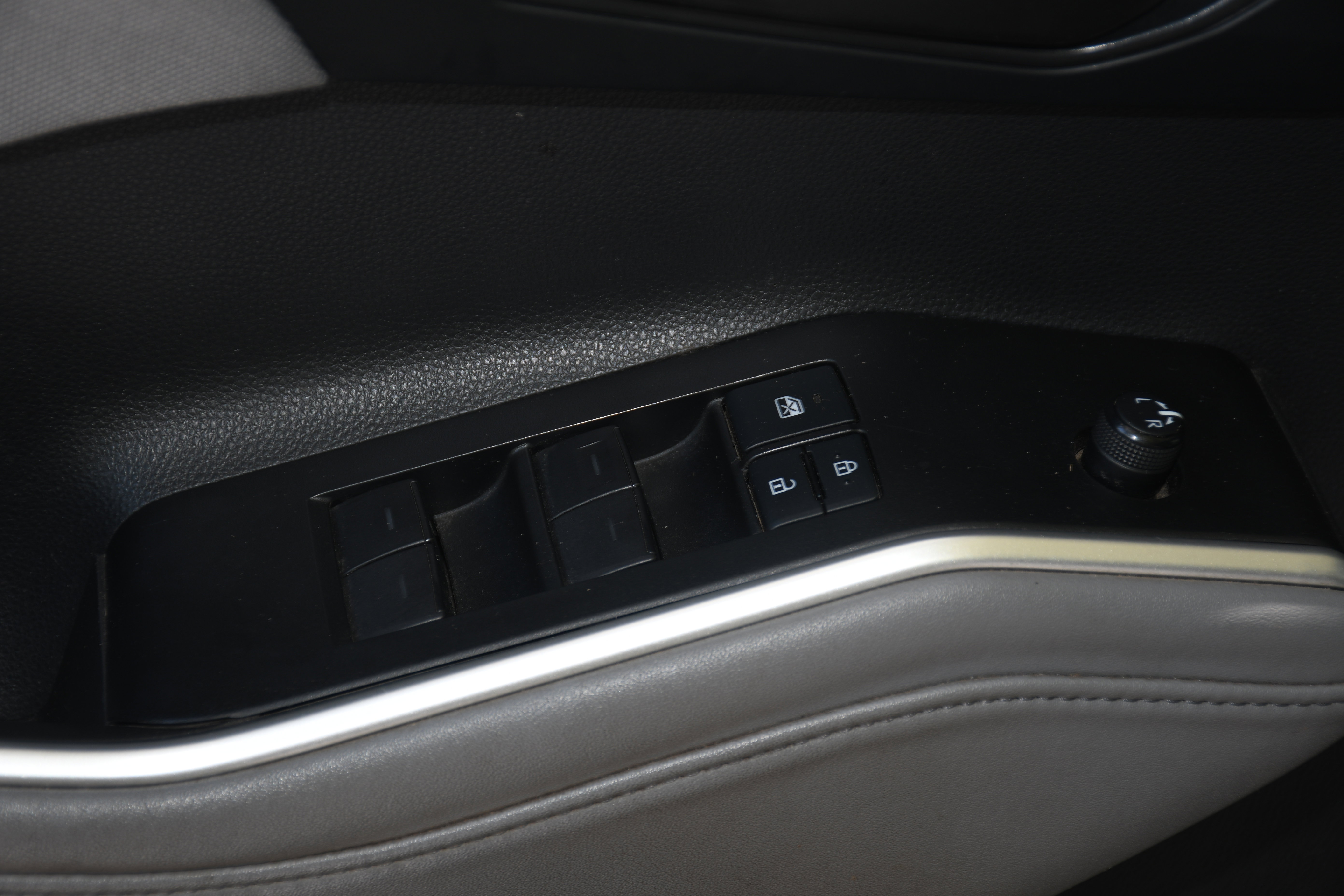 Used 2021 Toyota Highlander LE AWD/4WD image 10