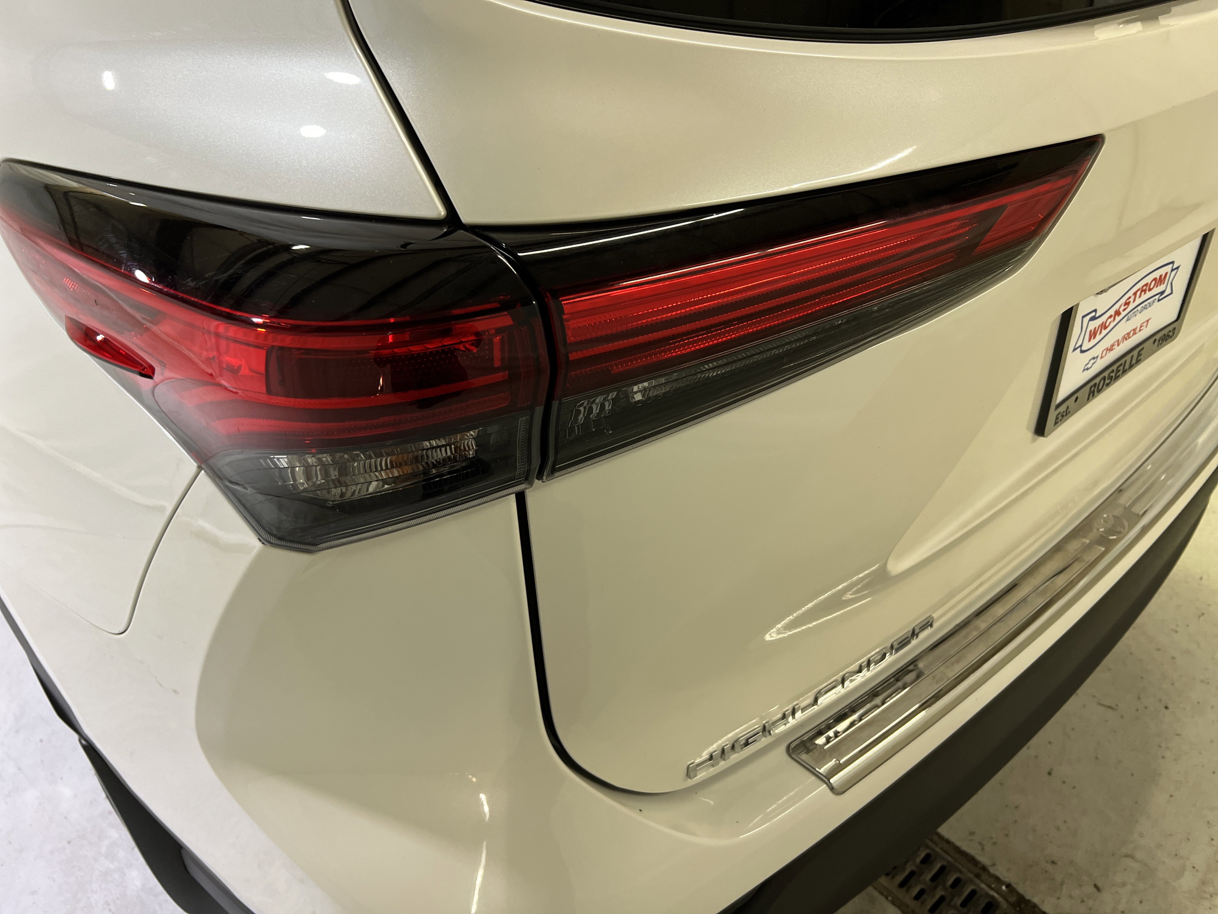 Used 2021 Toyota Highlander XLE AWD/4WD image 10