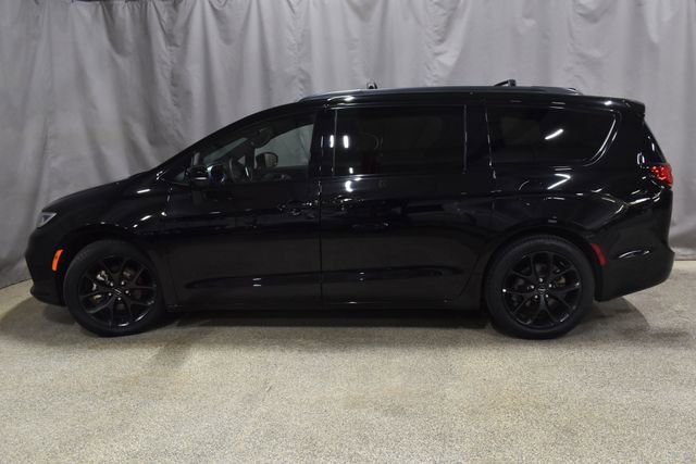 Used 2025 Chrysler Pacifica Limited image 6