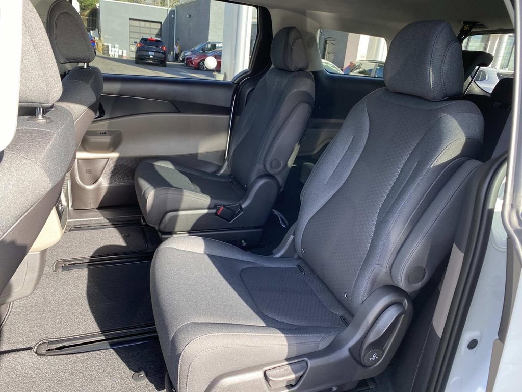 New 2026 Kia Carnival LX image 7