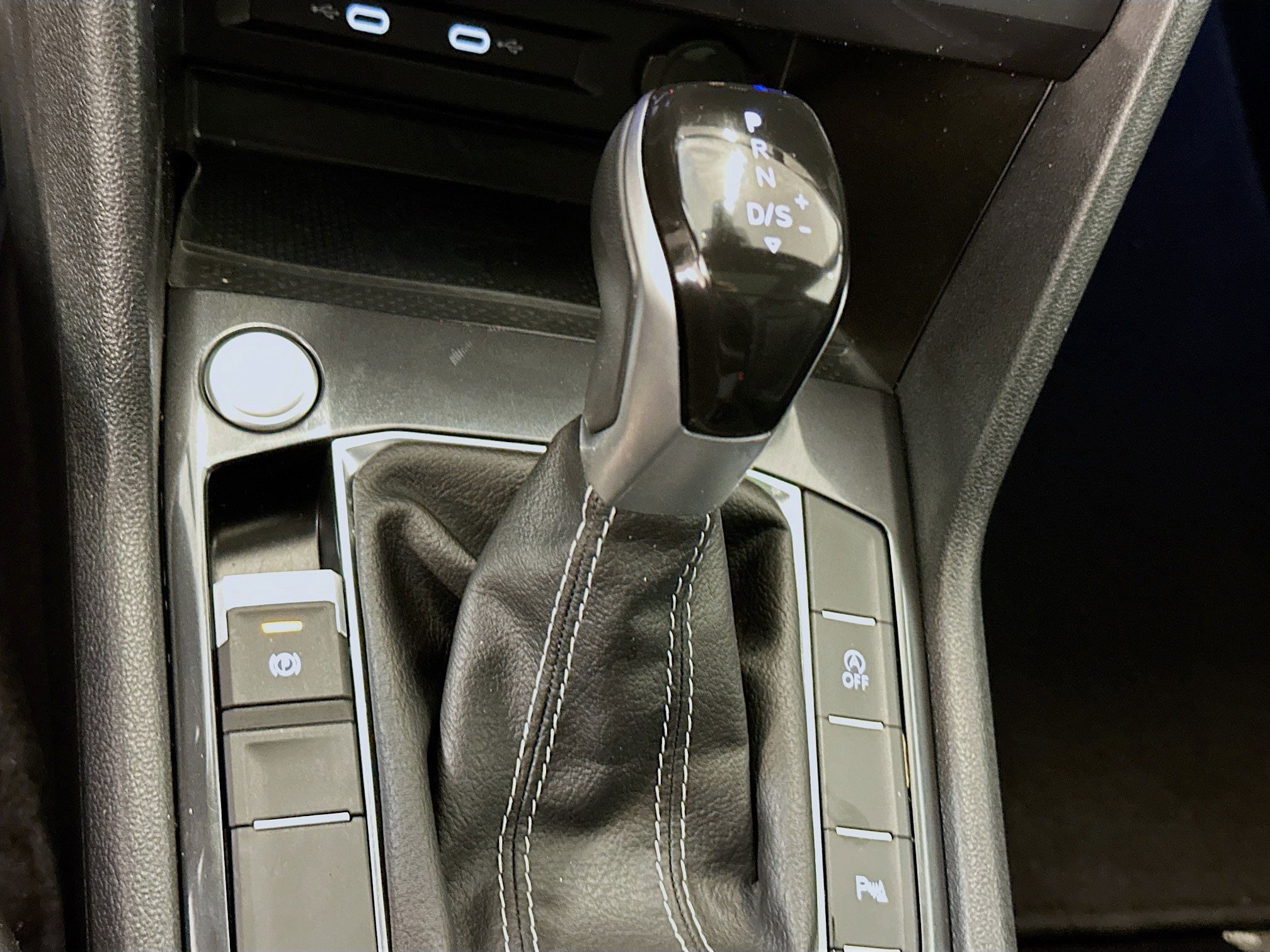 Used 2024 Volkswagen Tiguan SE R-Line image 24