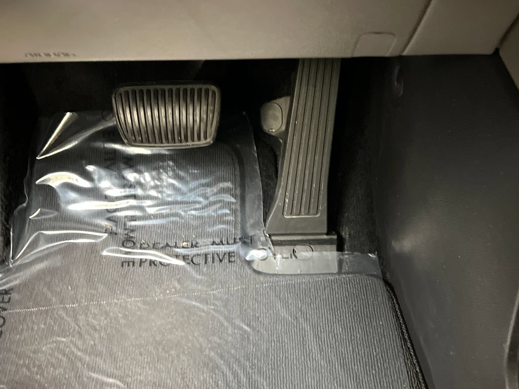 Used 2025 Kia Carnival FWD image 59