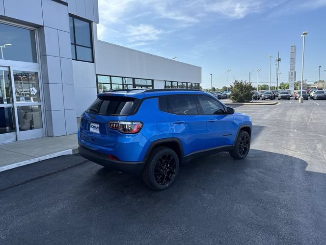 Used 2025 Jeep Compass Latitude w/ Convenience Group AWD/4WD image 5