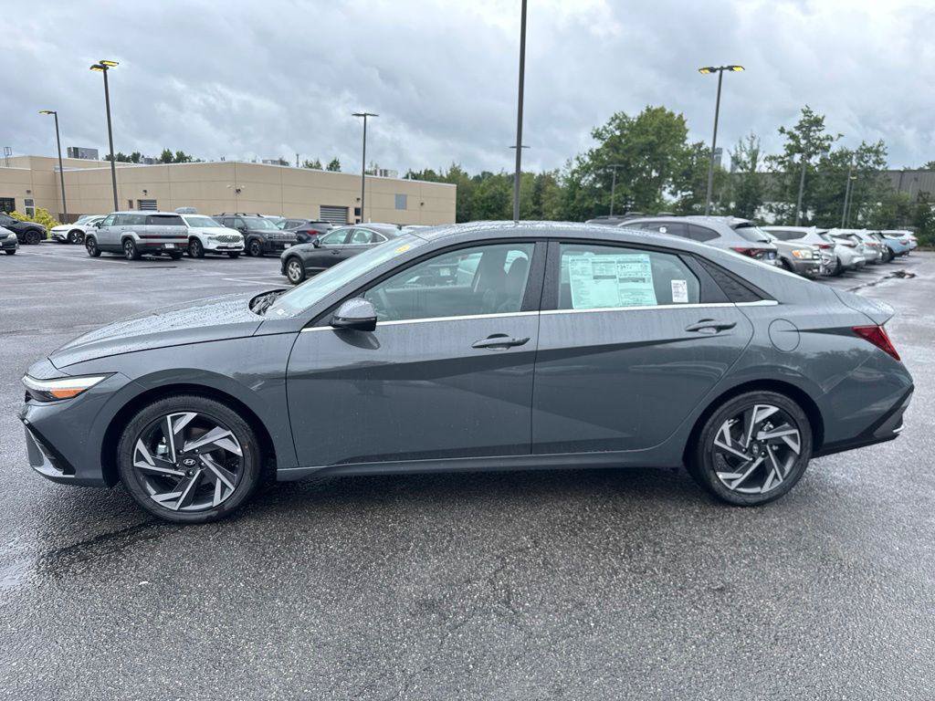 New 2026 Hyundai Elantra Limited FWD image 3