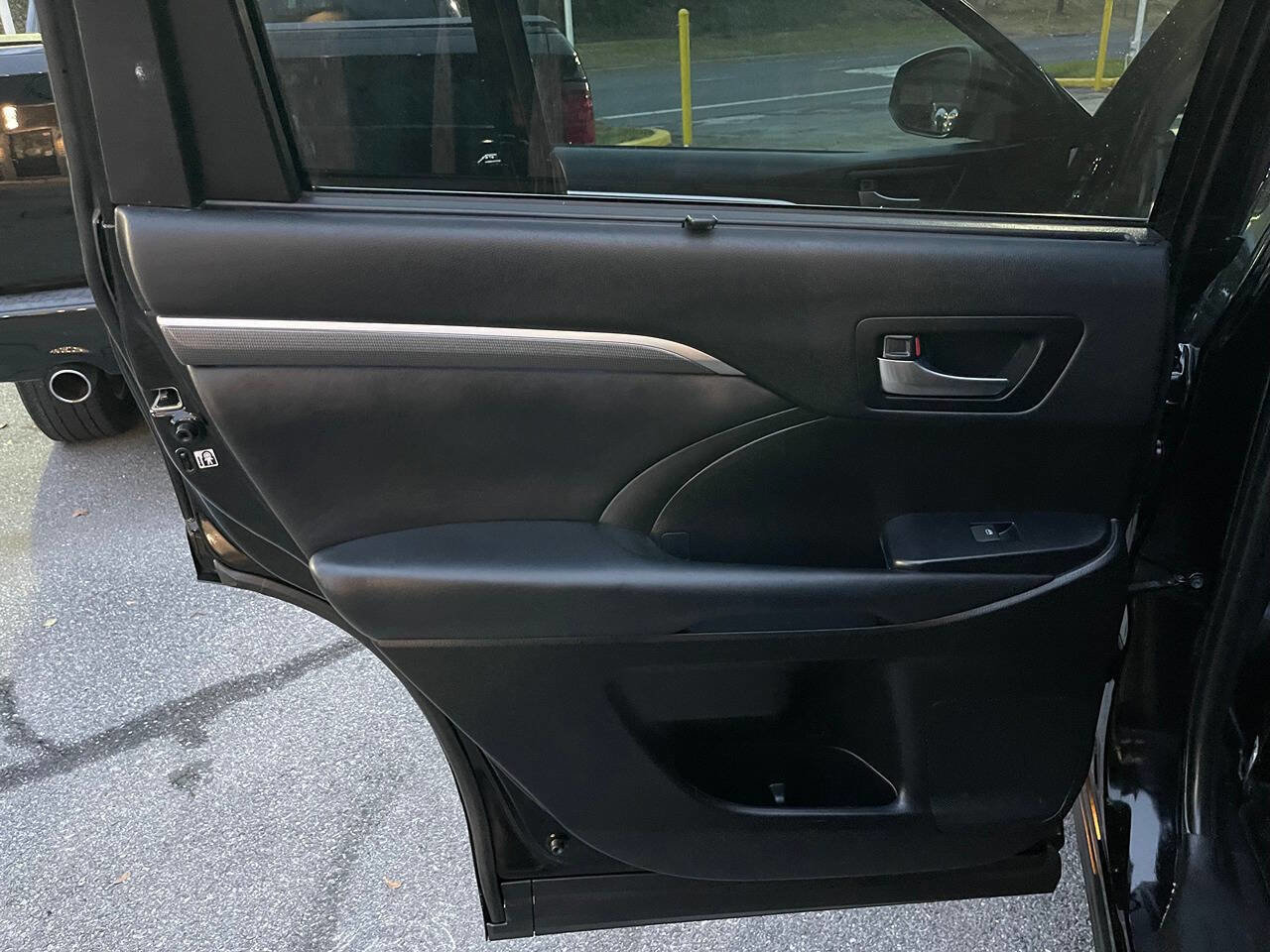 Used 2019 Toyota Highlander SE AWD/4WD image 23